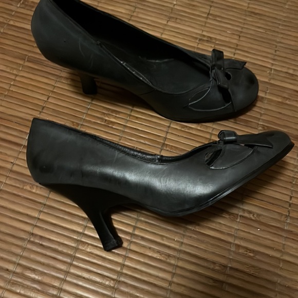 Restricted Leather heels with bows - Picture 2 of 9